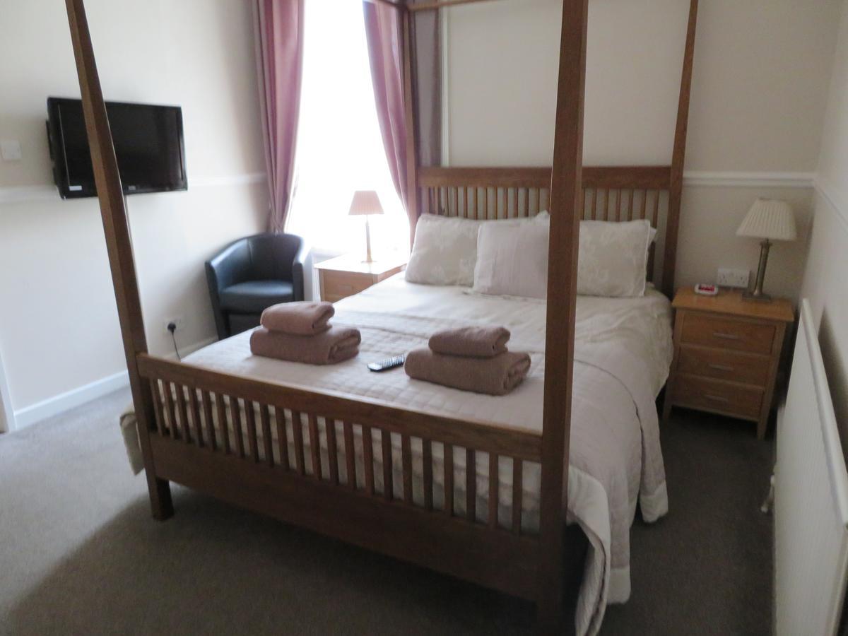 Cornerhouse Guesthouse คาร์ลไอเอิล ภายนอก รูปภาพ