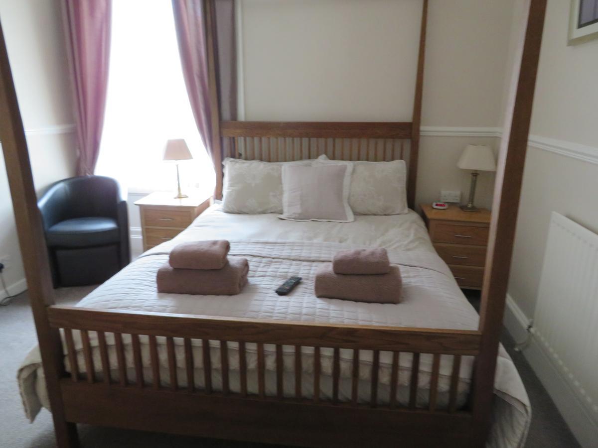 Cornerhouse Guesthouse คาร์ลไอเอิล ภายนอก รูปภาพ