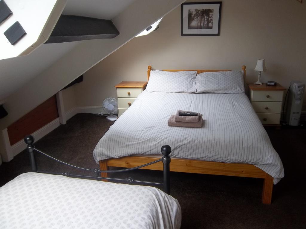 Cornerhouse Guesthouse คาร์ลไอเอิล ภายนอก รูปภาพ
